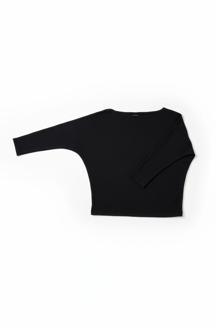 Packshot e-commerce da camisola preta com decote em barco